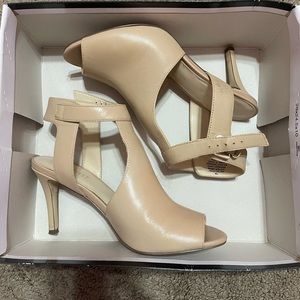 Nude heels size 7 worn ONCE! Nine West